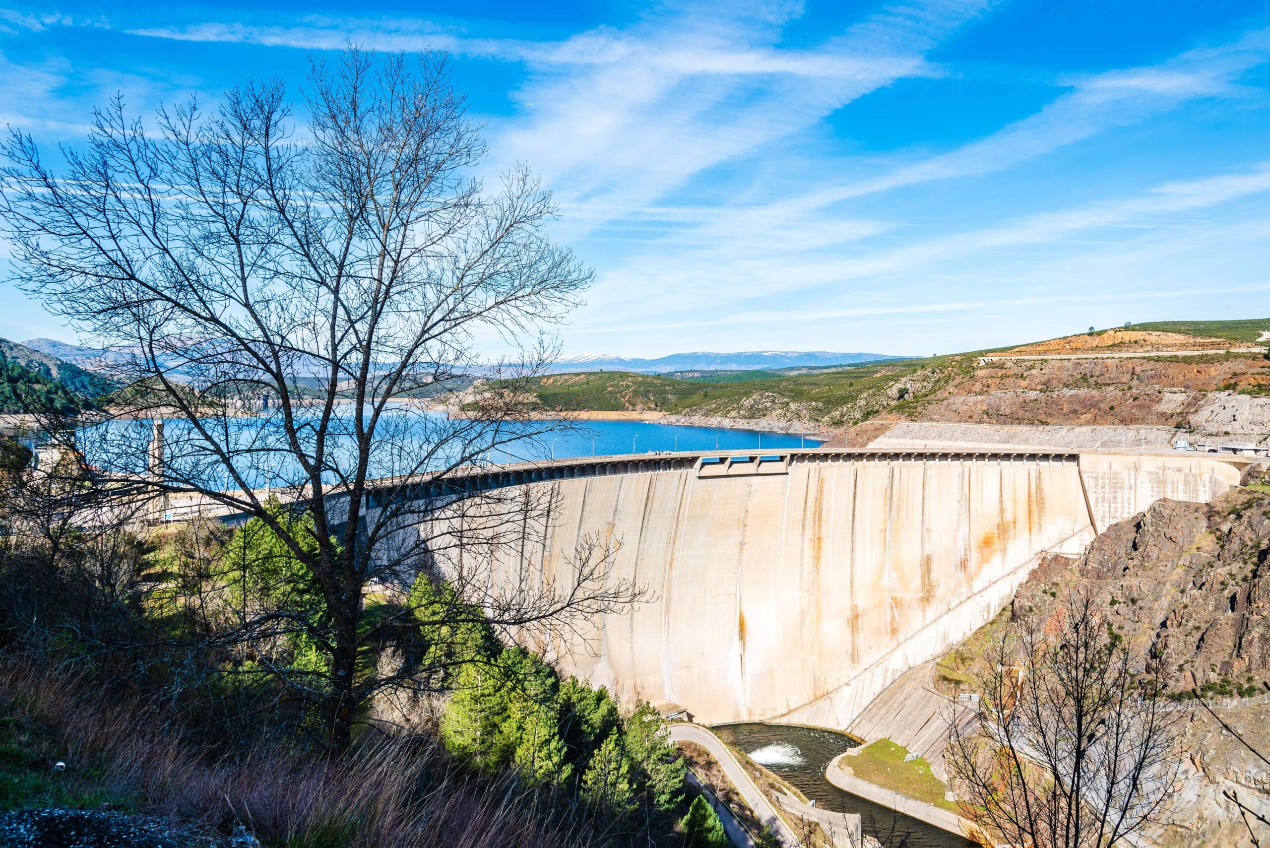hermoso-paisaje-embalse-atazar-madrid-espana-cielo-azul